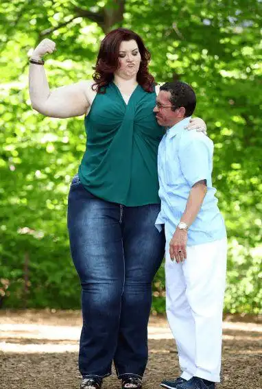 英女巨人19米身高250斤重特殊职业年入20万