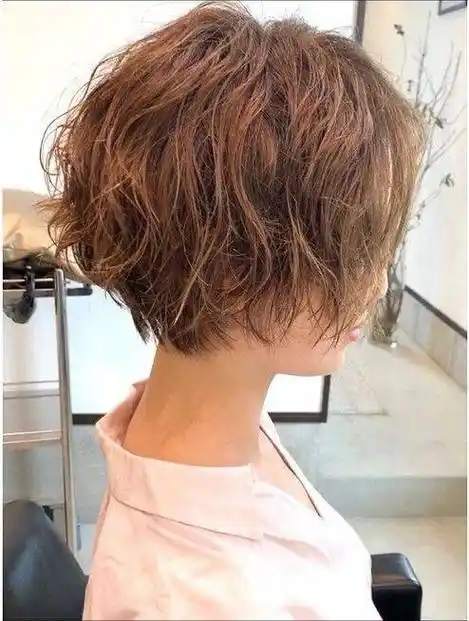 女士短发不论怎么剪,最百变时尚还是纹理烫,蓬松自然不夸张