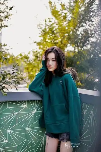 14岁李嫣晒长腿写真嘴角可见手术痕迹太成熟似足妈妈王菲神韵