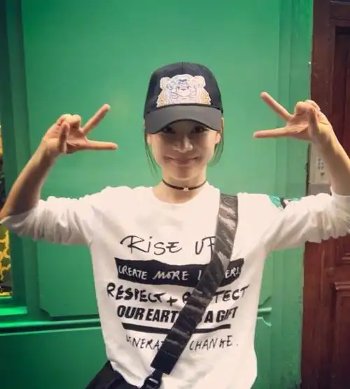 袁姗姗穿耐克鞋拍照被骂她是被道德绑架了吗