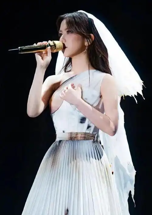 网易首页>网易号>正文申请入驻>邓紫棋演唱会上另一款灼烧礼服,赋予