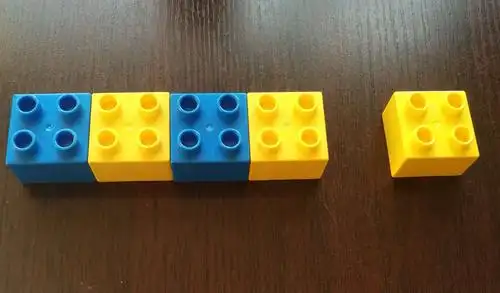 小兔家里有许多正方形的箱子,它不知道有的地方要排什么颜色了……想