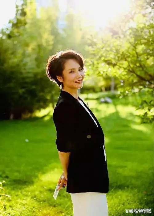 徐俐放大招为纪念退休1周年发行第3本个人随笔活成你自己