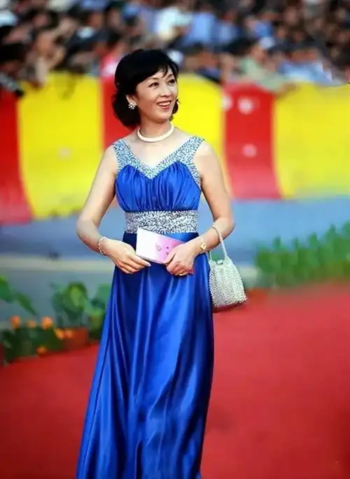 龚雪近况及照片(龚雪一家三口罕见同框,女儿颜值太一般)-天晟网