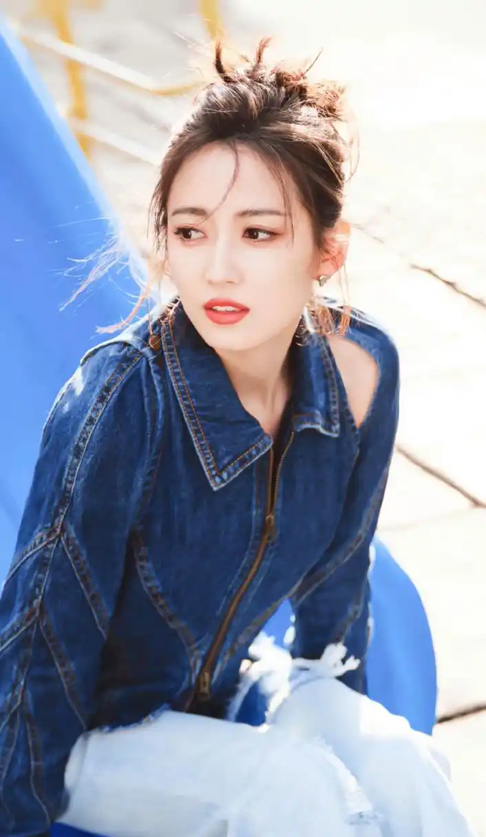 陈钰琪# 一身牛仔套装,清纯靓丽,风姿绰约,气质脱俗