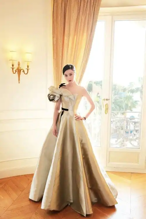 范冰冰高调复出穿薄纱羽毛礼服出席活动贵气的不敢认