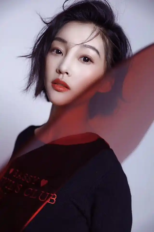 女兵方阵火了还记得演女子特种部队的电视剧火凤凰里的她吗