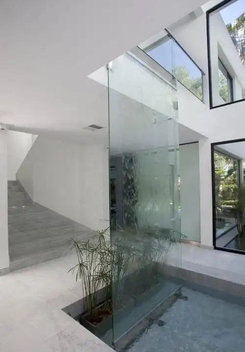 玄关玻璃围栏隔断装修效果图