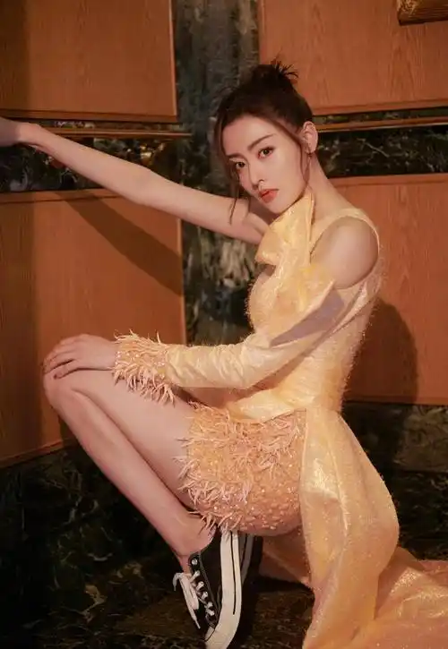 原创张天爱身材真有料高时尚裙大秀美腿蚂蚁腰直角肩好抢镜