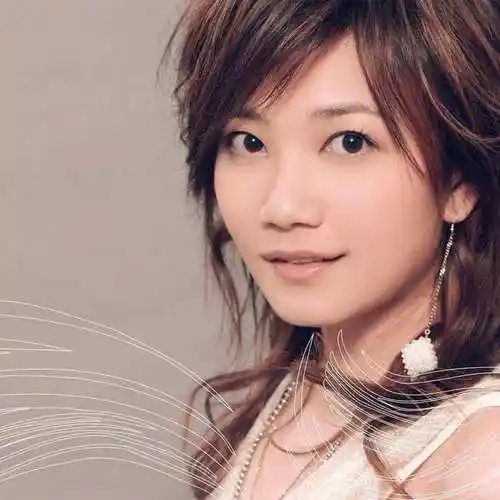 而有的女人却把自己活成了自己想要的样子,显然梁静茹是后者