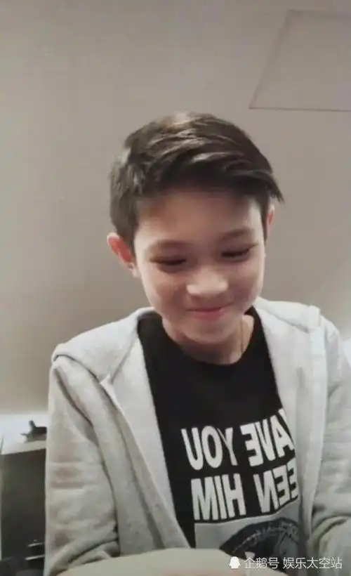 今年张慕童已经15岁了,颜值,身材更是继承了父母的好基因.