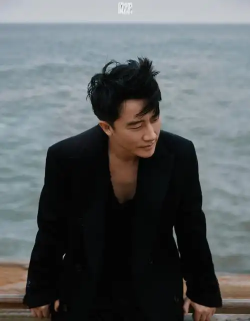 《费加罗男士》九月刊开季封面96,黄轩表现力好好,文艺感十足,好像