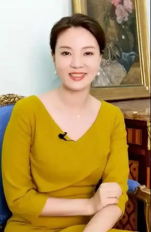 央视才女刘芳菲挺漂亮,身材也撩人,为何没人追?难道没人爱?