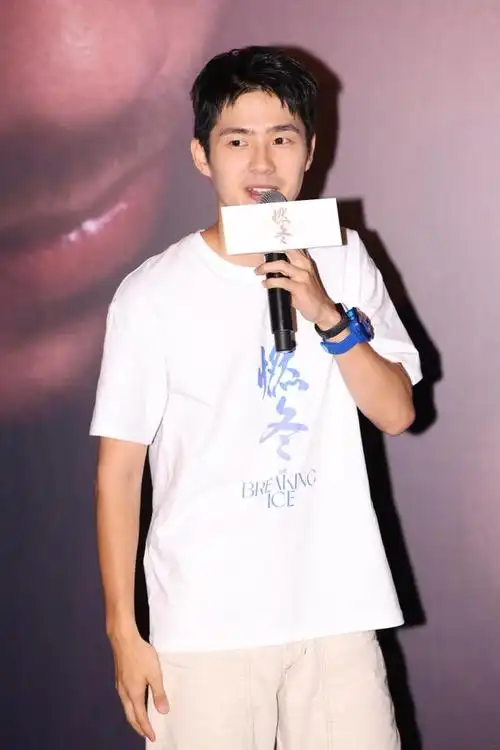 31岁周冬雨美成宋祖儿!和刘昊然路演双双冷脸,分手"实锤".