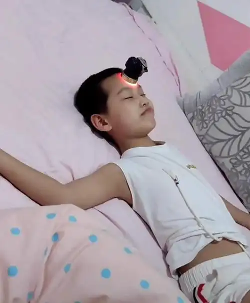 哥哥写作业不积极,穿尿不湿的弟弟主动帮忙,妈妈:该写的不写,该睡的不