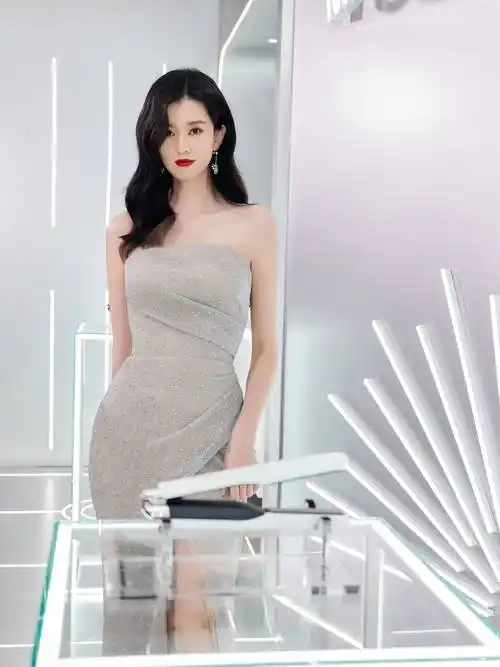 乔欣回应恋情后现身红唇大波浪复古摩登美腿吸睛