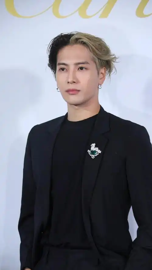 王嘉尔##王嘉尔贵公子全黑西装