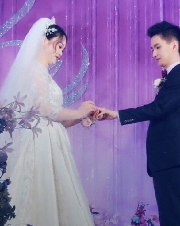 《快乐星球》丁凯乐结婚了!表情搞怪拍婚纱照,与新娘对视笑容灿烂