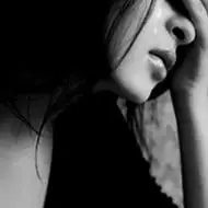 捂嘴流泪哭泣女生头像 女生默默流泪的黑白伤感头像 不带字