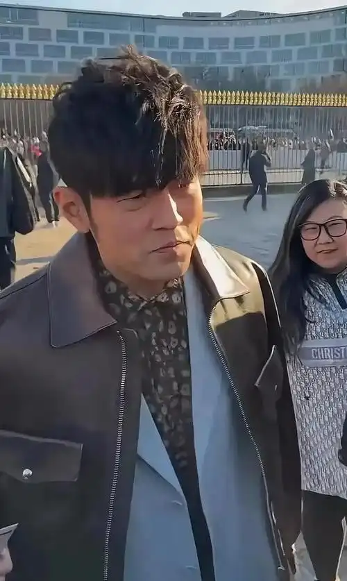 周杰伦只有45岁就变成了这幅模样,厚眼袋太显老了,还戴着假发