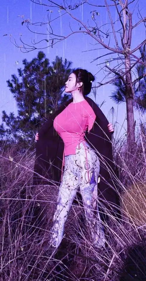 演员潘春春中秋祝福惹争议胸部图案表情奇怪夸张身材令人瞩目