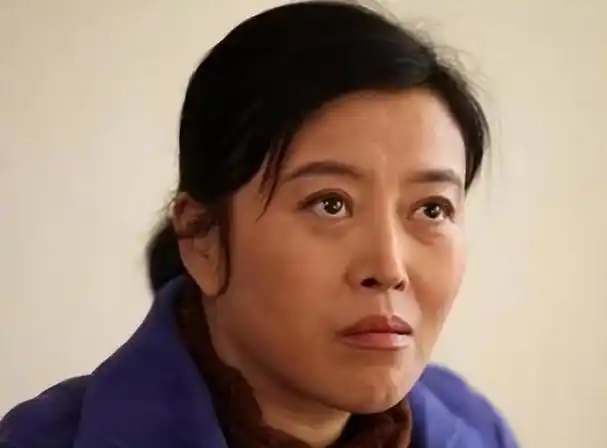 丁嘉丽:2段婚姻,四次流产,为小男友下跪求导演,如今怎样了?