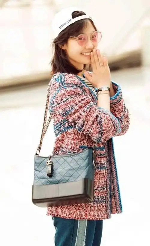 白百合穿衣真的很有格调,小香风外套搭配牛仔裤,反着戴棒球帽