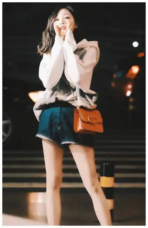 原创吴宣仪腿娱乐圈罕见穿热裤腰线跟侧面栏杆一样高长到开挂