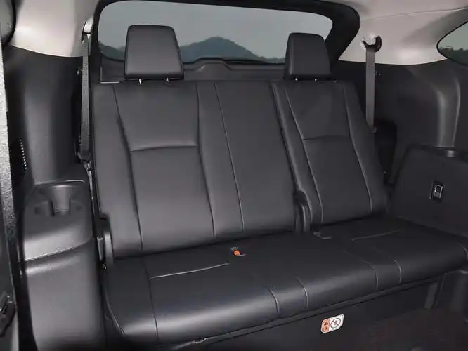 人少行李可还多呢,将汉兰达第三排座椅放倒后,我们的后备箱容积得到了