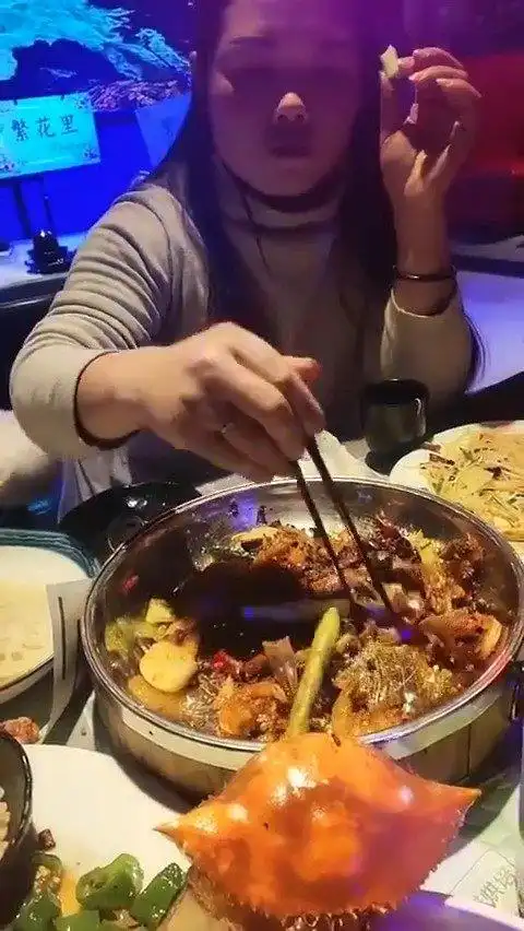 女朋友带她闺蜜一起出来吃饭该怎么暗示她闺蜜不要挑来挑去