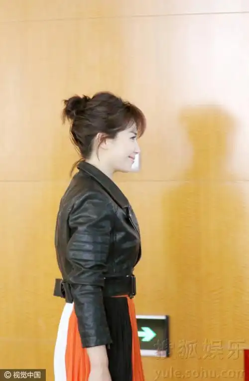 刘涛黑夹克配红裙现身满面春风网友调侃像锦鲤