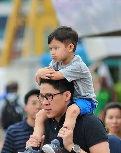 郭晶晶产后复出脸庞圆润,那其他女星产后首次复出又什么样_身材_近照