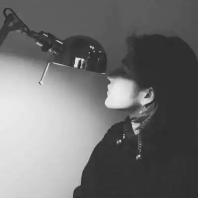 微信头像慵懒偏冷淡风 高清偏丧的慵懒风颓废女生头像图片_女生微信