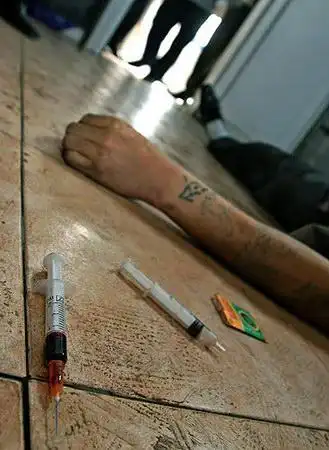 图文:吸毒者因注射过量毒品而死
