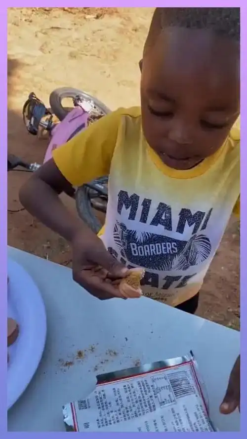 非洲黑蛋喜欢生吃佐料吃西瓜都沾佐料属实国味很上头