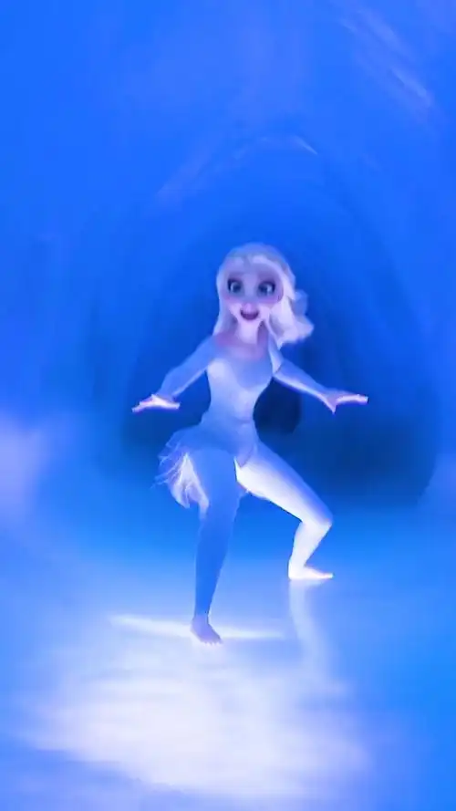 艾莎女王这绝对是练过的光着脚都能滑的这么好