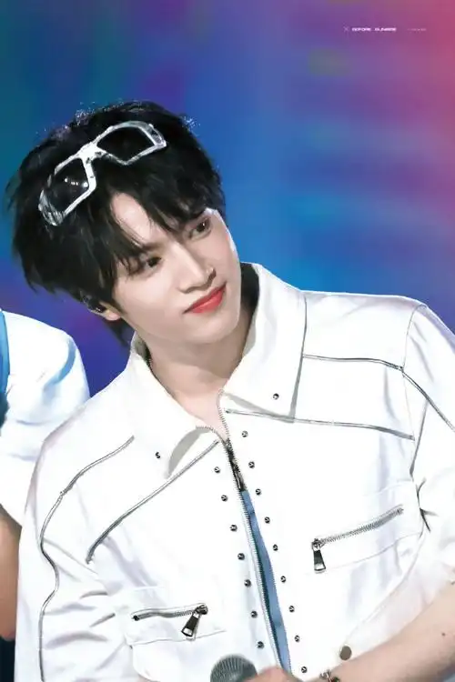 刘耀文以为自己是公司最小的##宋亚轩刘耀文站起来和张峻豪打招呼