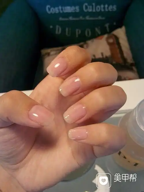 方圆形裸色简约指甲油美甲图片