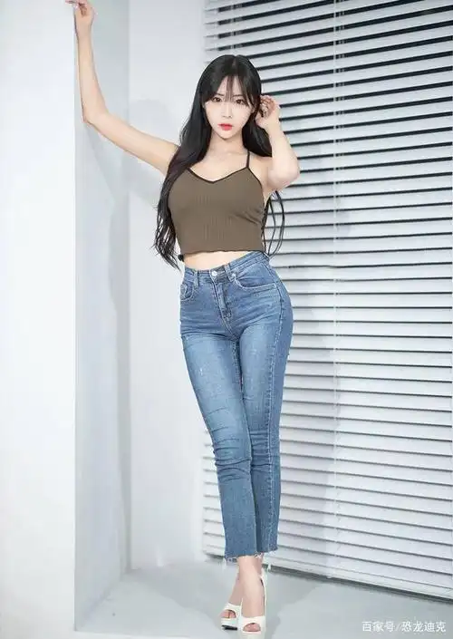 修身牛仔裤穿在傲人身材的美女身上,总是显得性感又迷人