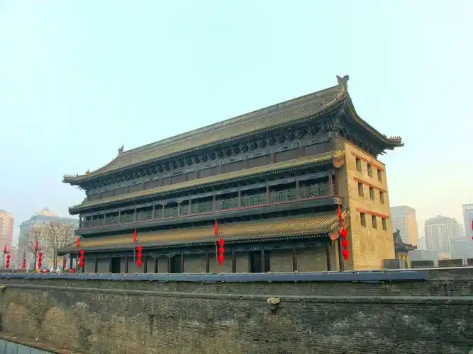 箭楼外墙墙体笔直,其正面和侧面设有48个箭窗,便于了望敌情和射击