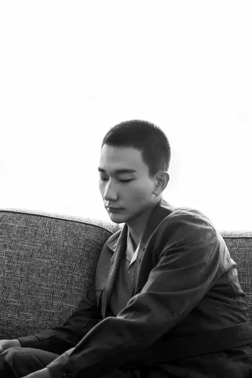 吴昊宸出席耀客传媒年度发布会寸头造型尽显浴火硬汉形象