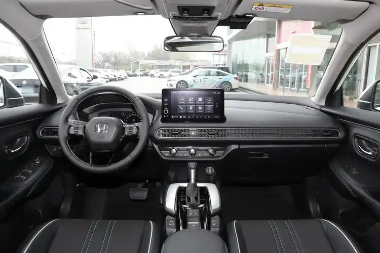 内饰设计,新车中控台区域搭载了三幅式方向盘,10.2英寸液晶仪表,10.