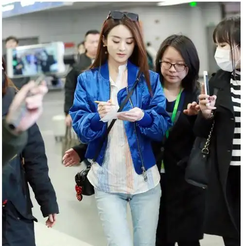 赵丽颖头上架着墨镜,身着干练的蓝色小外套 阔腿牛仔裤 黑靴现身.