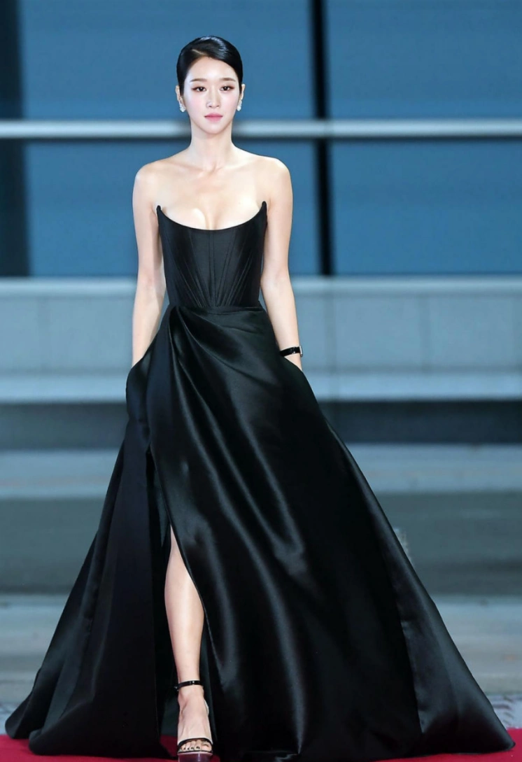 徐睿知凹凸有致身材太赞了一席白色礼服看似普通,却很高贵优雅