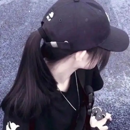 女生戴帽子头像超酷