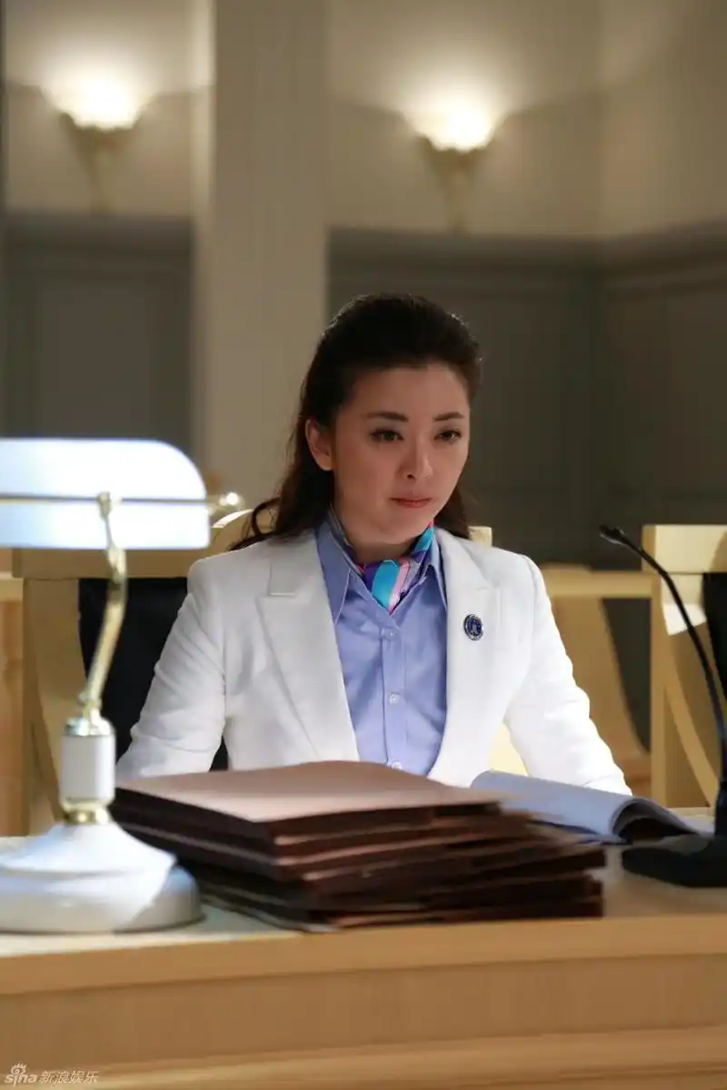 组图:《金牌律师》收官 黄小蕾大秀职业装