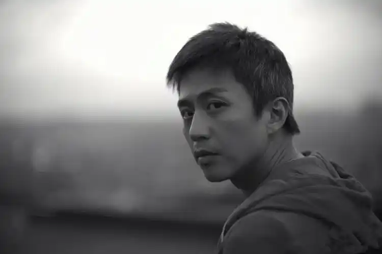 回顾邓超:从"混混"到影视大佬,他是如何改写自己人生的?