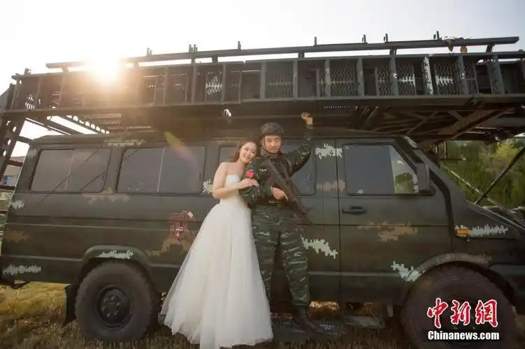 武警拍军旅婚纱照演绎铁血柔情