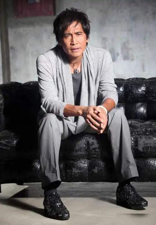 齐秦现身商演发福严重穿黑t遮不住肚腩网友歌没变哥变了