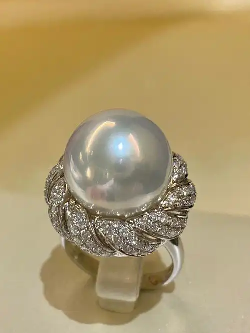 让人挪不开眼的澳白珍珠戒指指尖优雅